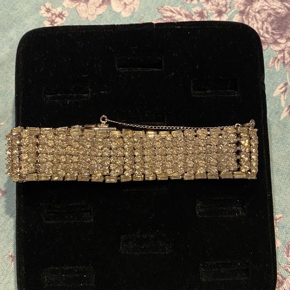 unbranded Jewelry - Elegant Silvertone Bracelet Rhinestone Vintage Nice Condition